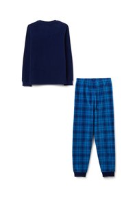 Navy-blaues Langarm-Fleece-Oberteil und schwarze Karottenfleece-Hosen im Plaid-Design, als Schlafanzug-Set auf weißem Hintergrund flach ausgelegt.