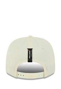 Off-white verstellbare Baseballmütze mit Snapback-Verschluss und schwarzem Etikett mit der Aufschrift "McLaren Formula 1 Team" im hinteren Zentrum.