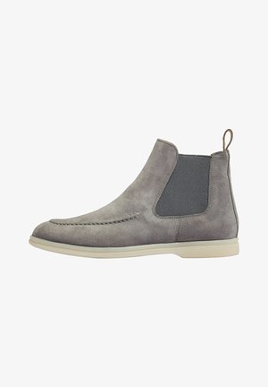 Graue Wildleder-Ankle Boots mit elastischen Seitenpaneelen, einer gesteppten Front und einer hellen Gummisohle. Schlaufe an der Rückseite für ein einfaches Anziehen.