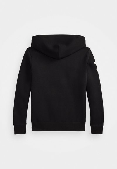 Svart hoodies med en slät textur, känguruficka och tre distinkta vita mönsterdetaljer på ena ärmen.