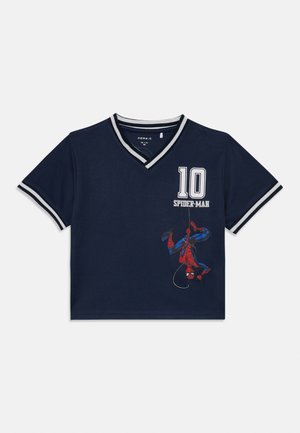 Laivastonsininen lyhythihainen T-paita, jossa on V-pääntie, punainen ja sininen Spider-Man -grafiikka, valkoiset yksityiskohdat ja brodeerattu numero "10".