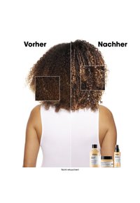 Før-og-etter-bilder av krøllete hår som viser forbedret definisjon og tekstur. Tre hårpleieprodukter vist til høyre.