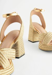 Next FOREVER COMFORT  STANDARD - Sandály na platformě - gold coloured