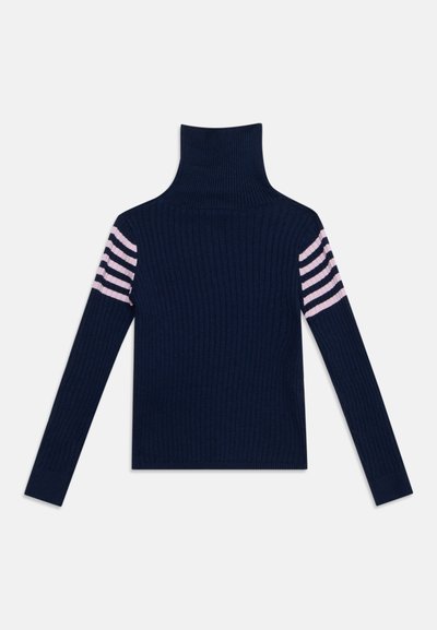 Pull col roulé côtelé bleu marine à manches longues avec quatre rayures horizontales rose clair sur chaque haut de bras.