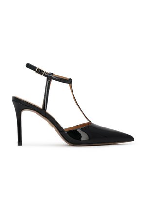 Čierna lakovaná kožená sandála na podpätku s uzavretou špičkou, T-ramienkovým dizajnom a tenkým remienkom okolo členka zapínaným na zlatú pracku.