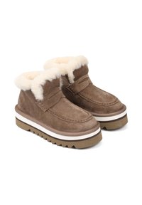 Brązowe zamszowe botki sięgające kostki z kremowym sztucznym futrem, białą podeszwą środkową, teksturowaną brązową podeszwą oraz dekoracyjnym paskiem.