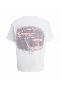 Hvid bomulds t-shirt med et pink og gråt grafik af stiliserede træer inden i en oval. Korte ærmer og afslappet pasform.