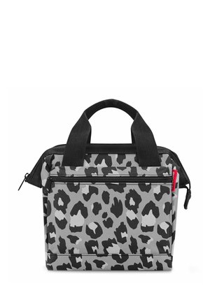 Bolsa de almuerzo aislada con un estampado de leopardo en gris y negro, que cuenta con dos asas negras y un bolsillo delantero con cremallera para un acceso fácil.