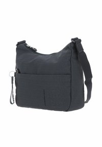 Schwarze Schultertasche aus Stoff mit strukturiertem Oberflächen, verstellbarem Tragegurt, Reißverschlussverschluss und einer Fronttasche mit einem Schlüsselanhänger-Loop-Detail.