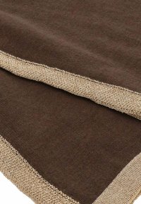 Coperta di lana marrone con bordo beige intrecciato, caratterizzata da una texture morbida e una finitura liscia, piegata per mostrare il suo design a strati.