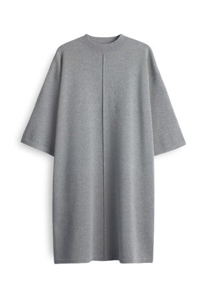 Abito in maglia grigio di lunghezza media con maniche corte ampie, scollatura a girocollo a costine e cucitura centrale sulla parte anteriore.