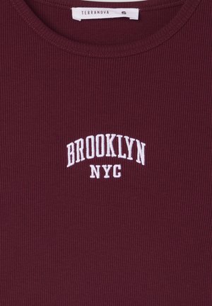 T-shirt bordeaux a costine con testo ricamato bianco "BROOKLYN NYC" sopra, con scollatura rotonda e tessuto morbido. Etichetta del marchio visibile.