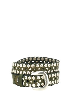 Cintura in pelle verde scuro con più file di borchie metalliche argentate e fibbia in metallo argentata, arrotolata su uno sfondo bianco.