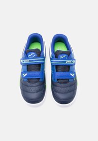 Ζευγάρι μπλε και πράσινα παιδικά αθλητικά παπούτσια με ιμάντες Velcro και λευκές σόλες, βλέποντας από πάνω σε απλό φόντο.