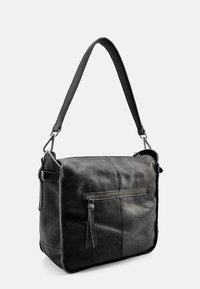 Borsa a tracolla in pelle nera con finitura testurizzata, dotata di tasca frontale con zip, tracolla regolabile e dettagli in metallo argentato.