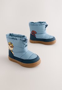 Blaue, gefütterte Winterstiefel mit einem dunkelblauen unteren Teil und einem hellblauen oberen Abschnitt. Verziert mit Charaktergrafiken und Gummisohlen.