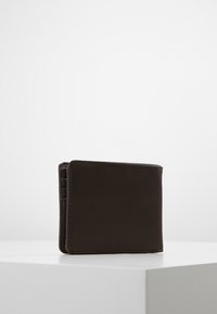 Portafoglio in pelle marrone con design a bi-fold, dotato di diversi scomparti per carte e una texture liscia. Stile minimalista con bordi cuciti.