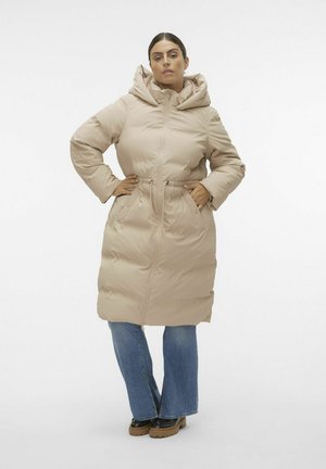 Beige gewatteerde jas met capuchon, ingesnoerde taille en rits aan de voorkant. Voorzien van twee zijzakken en lange mouwen met een soepele textuur.