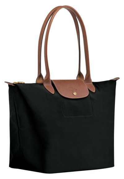 Schwarze Nylon-Tragetasche mit braunen Lederakzenten, zwei stabilen Griffen und einem Klappenverschluss mit einem goldenen Knopfdetail. Einfaches und funktionales Design.