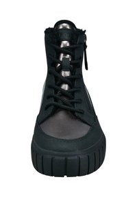 Schwarzer High-Top-Sneaker mit dickem, gerilltem Sohlenrand, schwarzen Schnürsenkeln, metallischer Zunge, Fellbesatz und seitlichem Reißverschluss.