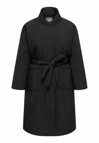 Melns pārklāts mētels ar augstu apkakli, jostu viduklī un divām priekšējām kabatām. Tam ir gluda, viegla tekstūra un ceļgala garuma dizains.