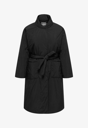 Czarny, ocieplany płaszcz z wysokim kołnierzem, przewiązywany w talii, z dwoma przednimi kieszeniami. Charakteryzuje się gładką, lekką fakturą oraz długością do kolan.