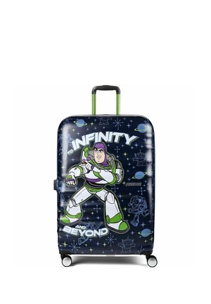 Maleta rígida con Buzz Lightyear de Toy Story, fondo de temática espacial y texto "Hasta el infinito y más allá", asa verde, cuatro ruedas.