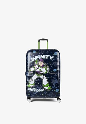 Hartschalenkoffer mit Buzz Lightyear aus Toy Story, weltraumthematischer Hintergrund und Text „To Infinity and Beyond“, grüner Griff, vier Rollen.