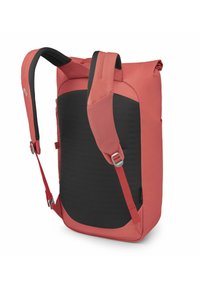 Mochila roja y negra con un panel trasero texturizado, correas ajustables acolchadas y un cierre tipo roll-top con una hebilla de metal plateado.