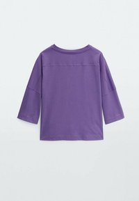 Maglietta viola a maniche lunghe con scollatura rotonda e maniche larghe. Tessuto liscio, design minimalista, senza motivi o accenti visibili.