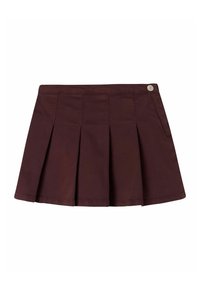 Bordo plisirana suknja od teksturiranog materijala, s pojasom, bočnom džepom i dekorativnim dugmetom sprijeda.