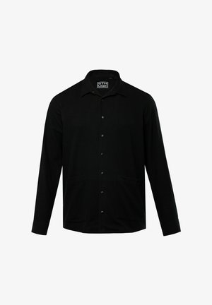 Czarna koszula z długim rękawem, z kołnierzykiem, z guzikami na przodzie i dwiema dolnymi kieszeniami. Miękki materiał o gładkiej fakturze i minimalistycznym designie.