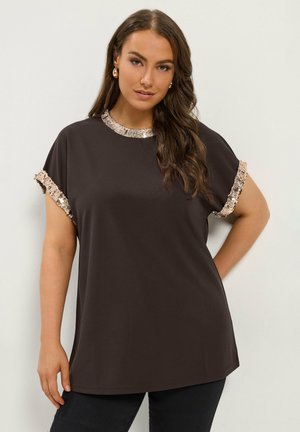 Yours Clothing, PLUS SIZE GOING OUT TOPS - T-shirt imprimé - chocolate