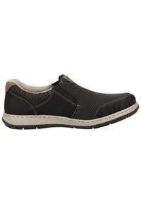 Chaussure slip-on avec une tige en mesh noir et des accents en cuir, présentant une semelle beige, des coutures contrastantes et une finition texturée.