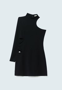 Mini robe noire asymétrique avec une manche longue, épaule ajourée, col montant et fronces sur le côté.