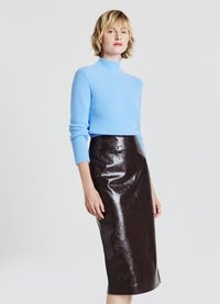 Helles blaues Wollpullover mit hohem Kragen und langen Ärmeln, kombiniert mit einem taillierten, glänzenden braunen Bleistiftrock aus Leder.