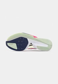 Semelle de la chaussure de running Adidas Adizero montrant la mousse Lightstrike et le caoutchouc Continental en blanc, vert pâle, bleu marine et rose.