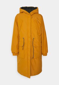 Parka acolchada en color mostaza, con capucha, dos bolsillos delanteros, detalles con cordón y puños elásticos. Tejido liso y duradero.