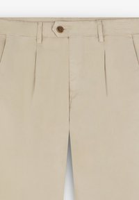 Pantalon kaki avec un devant plat, deux plis et une fermeture à bouton marron. Fabriqué en tissu lisse avec une coupe ajustée.