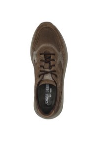 Brune lædersneakers med en struktureret finish, der har en polstret krave, snørebånd fortil og logo på indersålen. Rund tådesign.