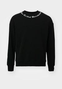 Sudadera negra hecha de una tela suave, con cuello redondo y mangas largas. Texto blanco decora el cuello. Puños y dobladillo acanalados.