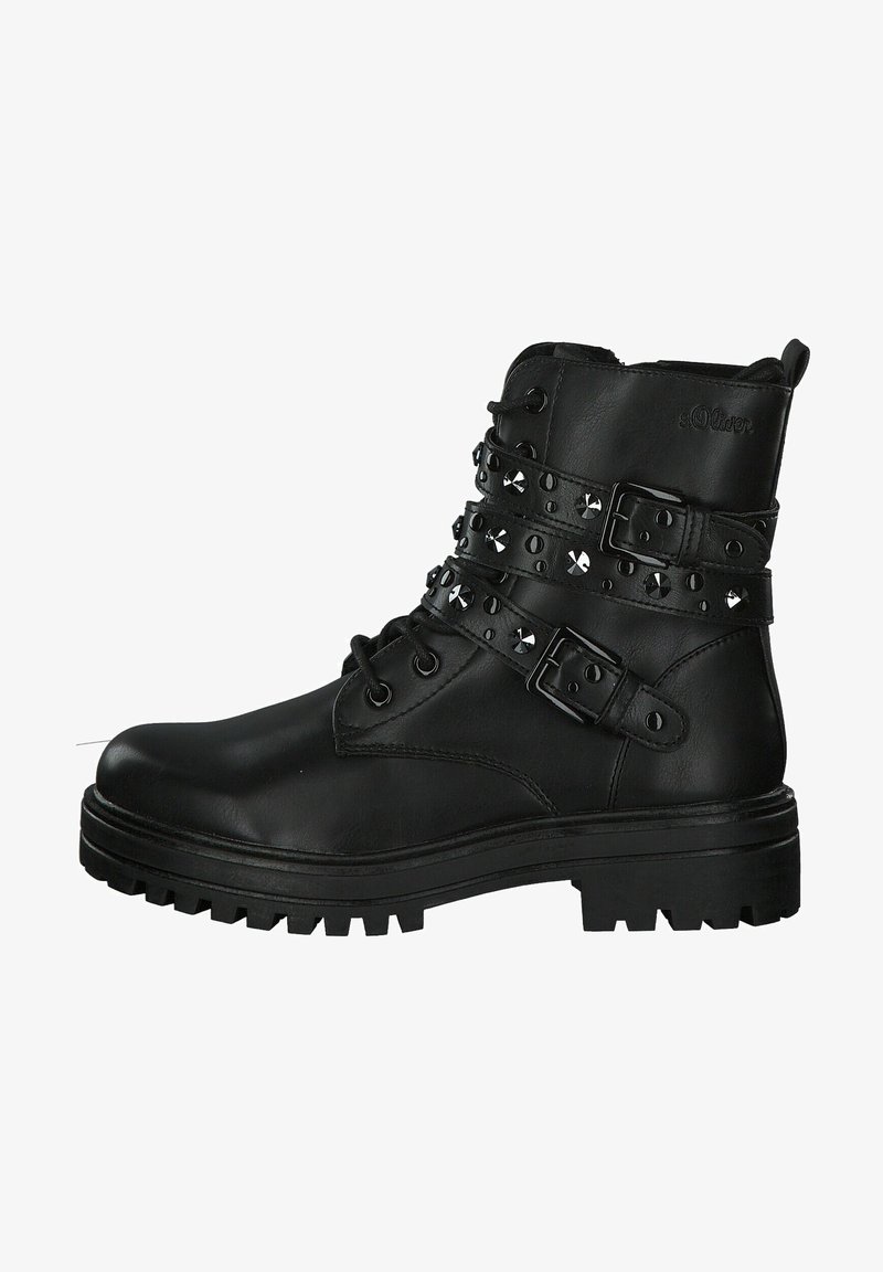 Bota de cuero negro hasta el tobillo con hebillas decorativas y tachuelas, suela robusta y cierre de cordones. Presenta una textura lisa y un diseño robusto.