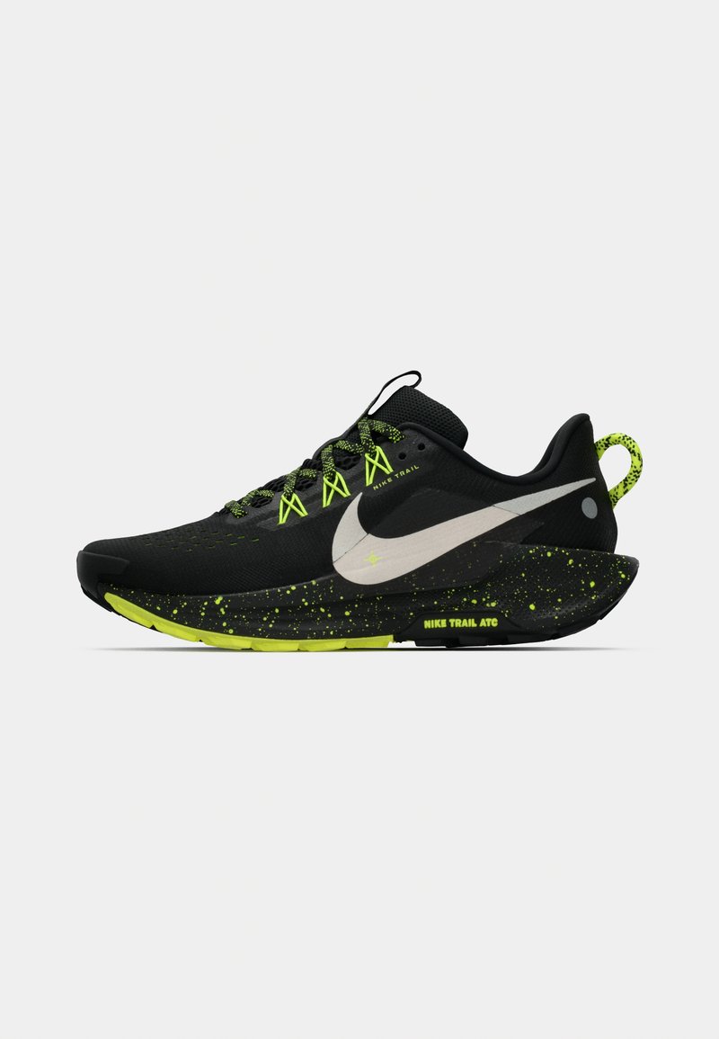 Zapatilla deportiva Nike Trail con parte superior de malla negra, logo plateado reflectante, entresuela salpicada en verde y negro, y detalles en verde brillante.