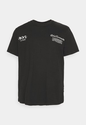 T-shirt noir à manches courtes avec des icônes blanches de globe et « JJI/CORE » sur le côté gauche de la poitrine, et texte blanc « Global Community » avec une petite impression sur le côté droit de la poitrine.