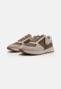 Sko med en blanding av beige og brune nett, semsket skinn og syntetiske materialer. Har glidelås på siden, rund tå og strukturert gummisåle.