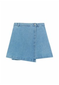 Vaaleansininen farkkuhame, jossa on liehuva muoto, raaka helma ja nappikiinnitys vasemmalla puolella sekä ompelutiedot.