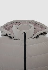 Giacca imbottita grigio chiaro con cappuccio, zip frontale nera e cordini regolabili sul cappuccio, mostrata dall'alto frontalmente.