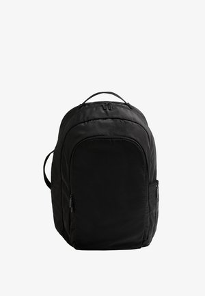 Čierny batoh s polstrovaným povrchom, dvoma zipsovými oddielmi, nastaviteľnými ramennými popruhmi a vrchným držadlom na nosenie.