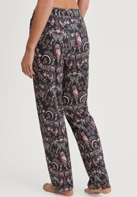 Zwarte pyjamabroek met een kleurrijk patroon van uilen en vlinders, met een elastische tailleband en een recht model.
