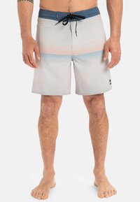 Herren-Boardshorts in Hellgrau mit horizontalen Streifen in Orange und Blau. Mit einem blauen Bund und verstellbarem Kordelzug.